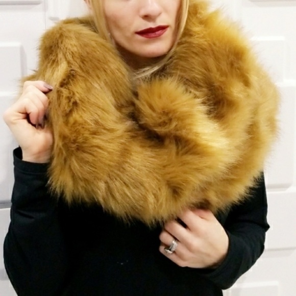 MODA ME COUTURE Accessories - OVERSIZED FAUX FUR INFINITY SCARF
